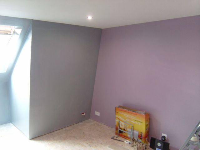 mur violet et gris